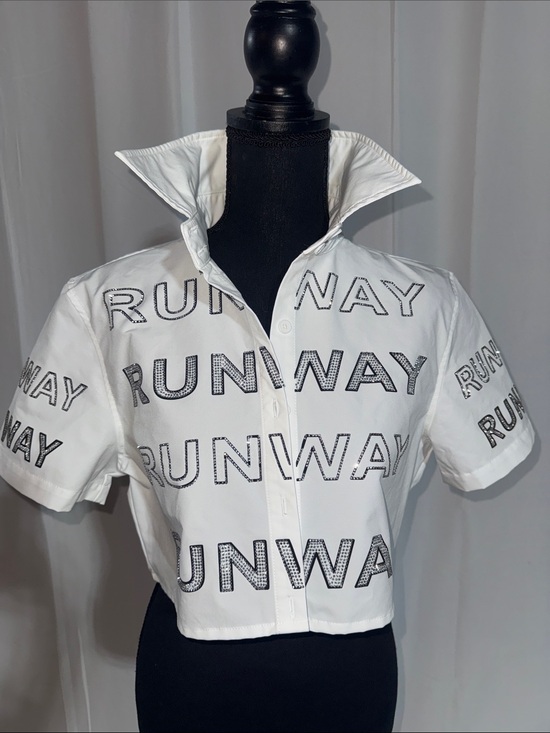 AKIRA Tops - AKIRA White Cropped Button-Up Shirt with RUNWAY Print